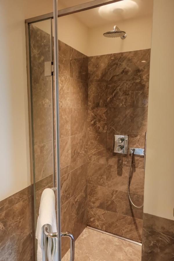 Brand New Water Front Luxury Cinnamon Suites Apartment In Heart Of Colombo City Kültér fotó