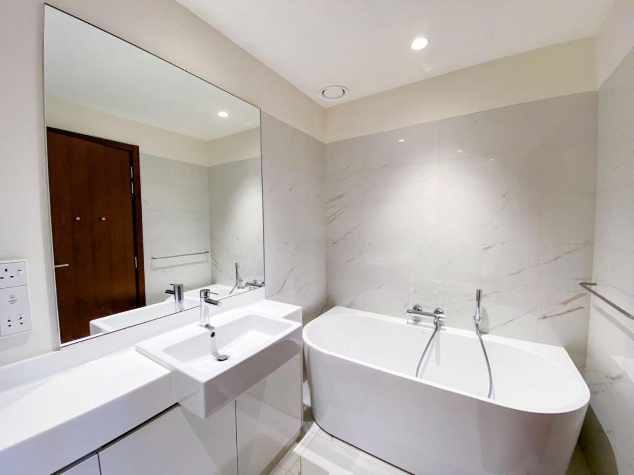 Brand New Water Front Luxury Cinnamon Suites Apartment In Heart Of Colombo City Kültér fotó